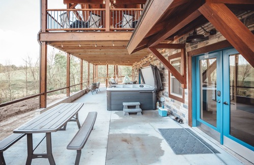 McArthur Cabin | Hocking Hills: Pool! Game Room! Trails! Sleeps 20!