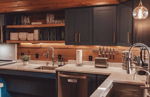 McArthur Cabin | Hocking Hills: Pool! Game Room! Trails! Sleeps 20!