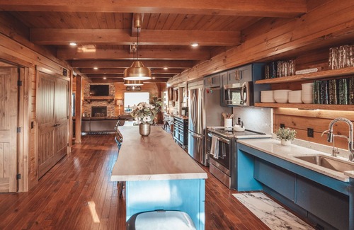 McArthur Cabin | Hocking Hills: Pool! Game Room! Trails! Sleeps 20!