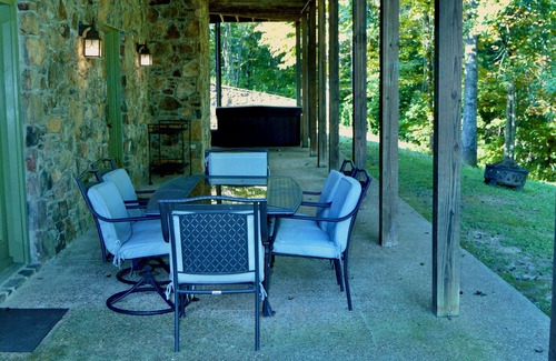 Alpine Cabin | Hodge Podge Lodge bring 24 friends to East Port Marina on Dale Hollow Lake