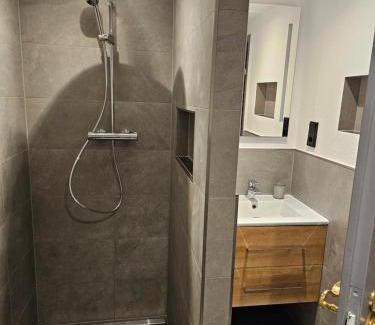 Meuspath Apartment | Hofis Gästehaus