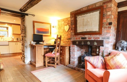 Wirksworth Cottage | HOG COTTAGE, pet friendly, character holiday cottage in Wirksworth