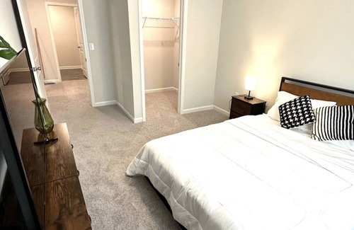 Hogansville House | Hogansville Retreat with balcony overlooking beautiful pond backdrop!