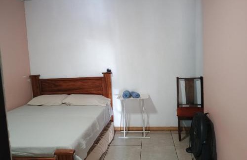 Alajuela House | Hogar tico-estadounidense cerca de aeropuerto