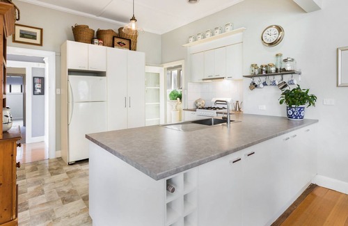 Flora Hill House | HogmortHomes 4BR 2km CBD Family & Pet Friendly