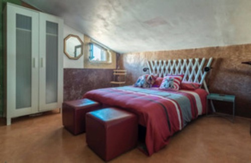 Saint-Michel-l'Observatoire House | Holiday Home "Maison Atypique avec Piscine" with Mountain View, Private Pool & Wi-Fi