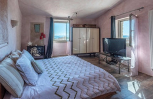 Saint-Michel-l'Observatoire House | Holiday Home "Maison Atypique avec Piscine" with Mountain View, Private Pool & Wi-Fi