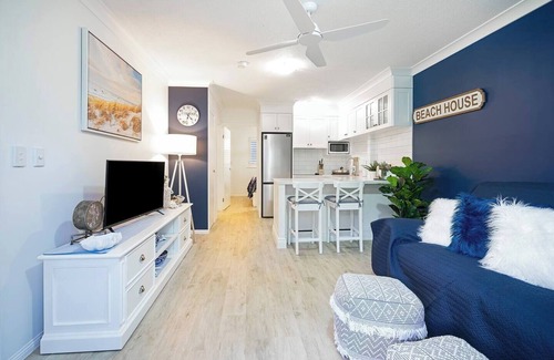 Coolangatta Apartment | Hola Kirra Ocean Blue Beachfront Oasis w Balcony