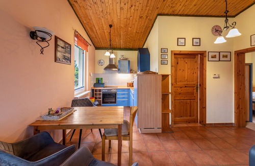 Feldberger Seenlandschaft House | Holiday Home 'Ferienhaus Unkel Bräsig' with Private Terrace, Shared Garden and Wi-Fi