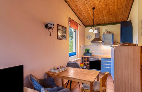 Feldberger Seenlandschaft House | Holiday Home 'Ferienhaus Unkel Bräsig' with Private Terrace, Shared Garden and Wi-Fi