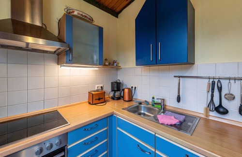 Feldberger Seenlandschaft House | Holiday Home 'Ferienhaus Unkel Bräsig' with Private Terrace, Shared Garden and Wi-Fi