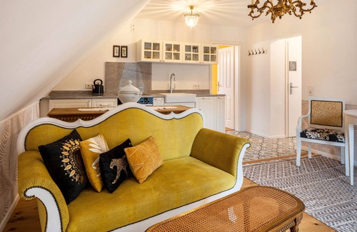 Oberrotweil Apartment | Holiday Apartment 'Veilchen' with Shared Garden, Balcony and Wi-Fi