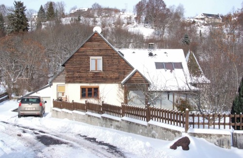 Besse-en-Chandesse House | Holiday Home 'Villa Nina' with Private Terrace, Private Garden and Wi-Fi