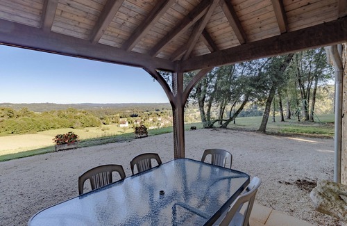 Prats-de-Carlux House | Holiday Home 'Le Grand Pech' with Shared Pool, Private Terrace and Wi-Fi
