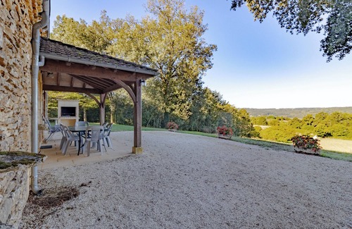 Prats-de-Carlux House | Holiday Home 'Le Grand Pech' with Shared Pool, Private Terrace and Wi-Fi