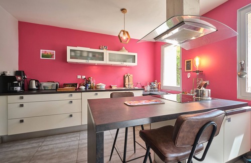 Saint-Martin-de-la-Cluze House | Holiday Home 'Jolie Maison' with Mountain View, Private Terrace and Wi-Fi