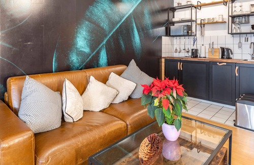 Bruhl-Beurbarung Apartment | Holiday Apartment 'Schickes An Der Uniklinik' with Wi-Fi