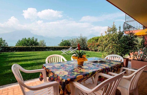 Frader Apartment | Holiday apartment with terrace and beautiful lake view