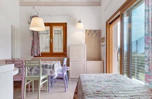 Magugnago Apartment | Holiday Apartment "Casa-Lago Suite" with Lake View, Shared Pool & Wi-Fi