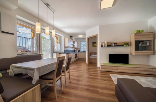 Verano Apartment | Holiday Apartement "Rotsteinhof Morgentau" with Balcony & Wi-Fi