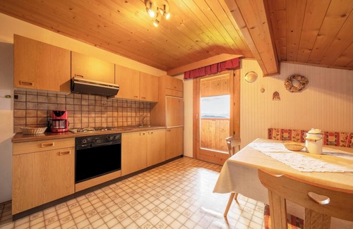 Verano Apartment | Holiday Apartement "Rotsteinhof Bergblick" with Balcony & Wi-Fi