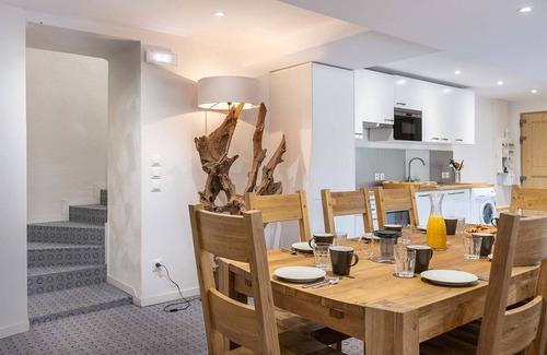 Nancroit Apartment | Holiday apartment over 2 floors with mountain view