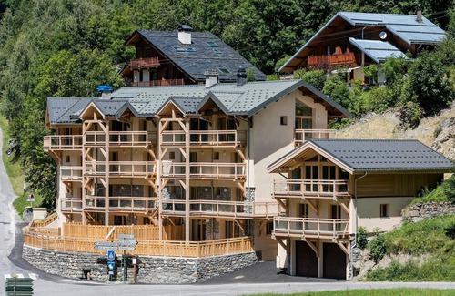 Nancroit Apartment | Holiday apartment over 2 floors with mountain view