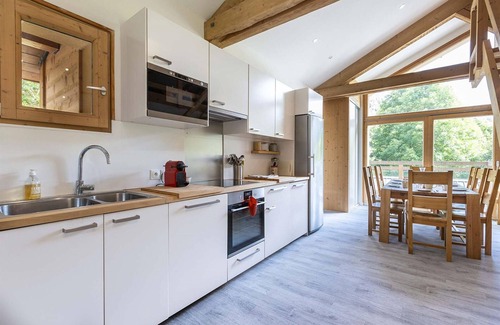 Nancroit Apartment | Holiday apartment over 2 floors with mountain view