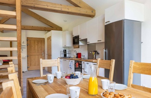 Nancroit Apartment | Holiday apartment over 2 floors with mountain view