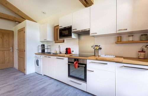 Nancroit Apartment | Holiday apartment over 2 floors with mountain view