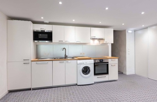 Nancroit Apartment | Holiday apartment over 2 floors with mountain view