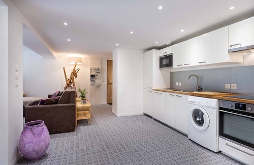 Nancroit Apartment | Holiday apartment over 2 floors with mountain view