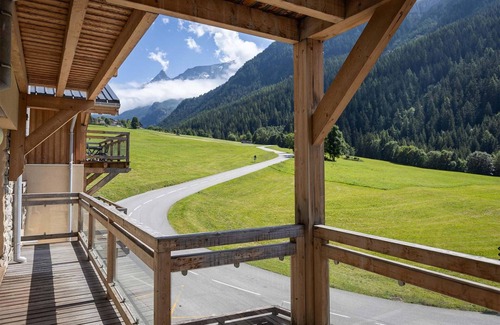 Nancroit Apartment | Holiday apartment over 2 floors with mountain view