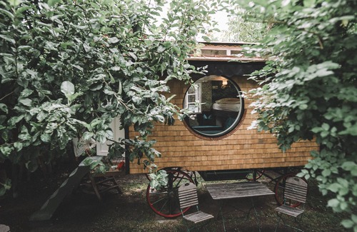 Saltusio House | Holiday Apartment 'Camping Passeier Glamping Aurum' with Mountain View, Shared Pool and Wi-Fi