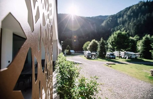Saltusio House | Holiday Apartment 'Camping Passeier Glamping Aurum' with Mountain View, Shared Pool and Wi-Fi