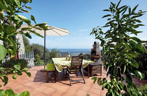 Varazze Apartment | Holiday Apartment "Esclusiva Terrazza Vista Porto" with Mountain View & Terrace