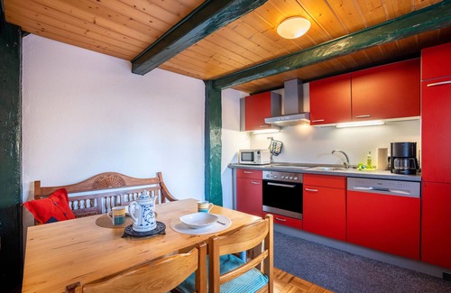 Bargenstedt Apartment | Holiday Apartment 'Ferienwohnung Reet Op De Eck' with Shared Garden and Wi-Fi
