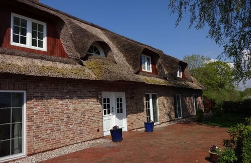 Wennbuttel Apartment | Holiday Apartment 'Felderblick Unten' with Private Terrace, Private Garden and Wi-Fi