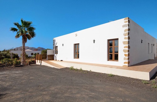 Tuineje Apartment | Holiday Apartment "Finca Juan Gopar Apartamento Rural" with Mountain View, Terrace & Wi-Fi