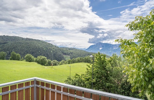 Verano Apartment | Holiday Apartment "Greif - B" with Wi-Fi, Balcony and View over the Landscape
