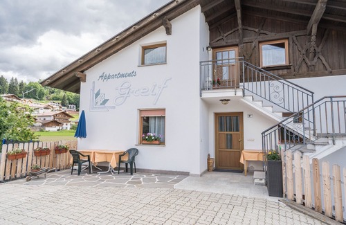 Verano Apartment | Holiday Apartment "Greif - B" with Wi-Fi, Balcony and View over the Landscape