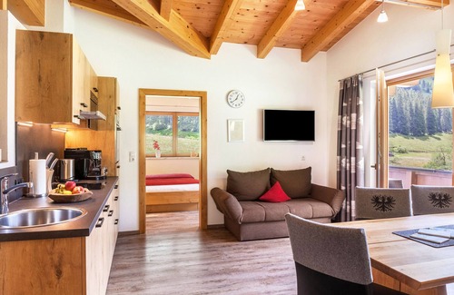 Madseit Apartment | Holiday Apartment 'Haus Marchegg - Edelweiß' with Mountain View, Balcony and Wi-Fi