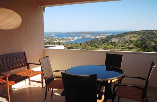 Dvornica Apartment | Holiday apartment with use of pool