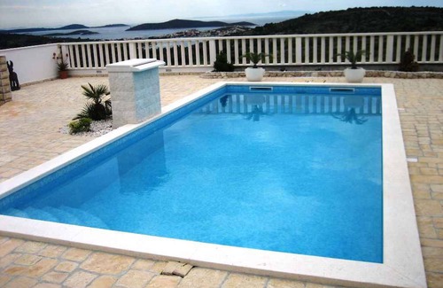 Dvornica Apartment | Holiday apartment with use of pool