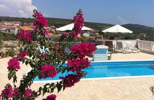 Dvornica Apartment | Holiday apartment with use of pool