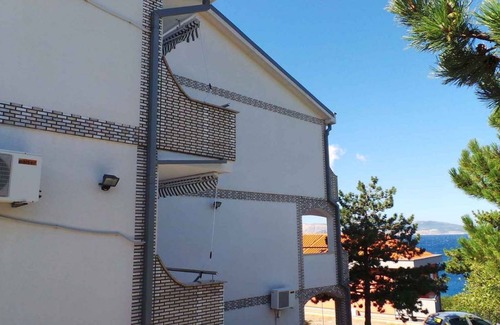 Klenovica Apartment | Holiday apartment with balcony and sea view 150 m from the beach
