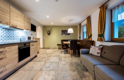 Valle Aurina Apartment | Holiday Apartment "Dreiherrenspitze" with Shared Whirlpool & Garden