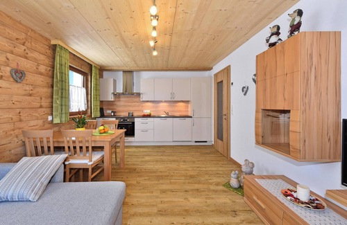 Racines Apartment | Holiday Apartment "Joselehof Edelweiss" with Mountain View, Wi-Fi & Garden