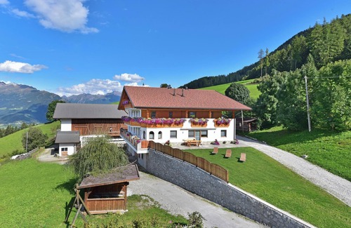 Racines Apartment | Holiday Apartment "Joselehof Edelweiss" with Mountain View, Wi-Fi & Garden