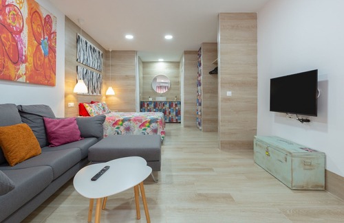 Los Tilos Apartment | Holiday Apartment 'Loft a 3 minutos Bus y Tren' with A/C & Wi-Fi